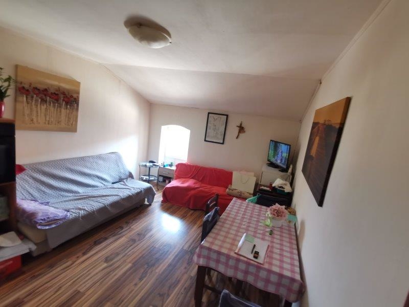 Salon avec canapé et parquet à Rovinj