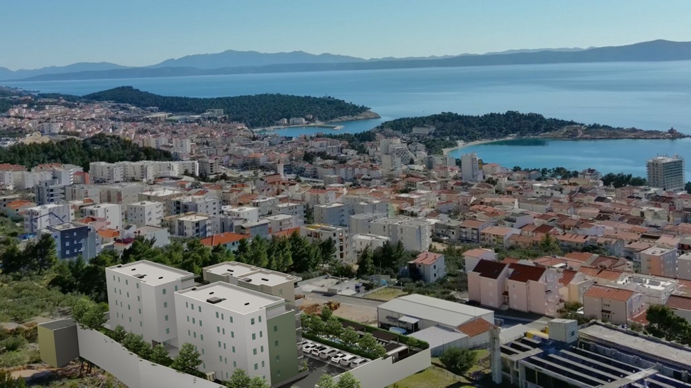 Vue aérienne de la ville avec port et presqu'île boisée