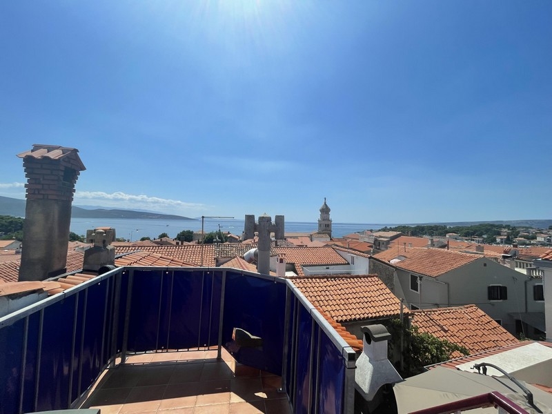 Toit-terrasse avec vue sur les toits de la vieille ville jusqu'au clocher