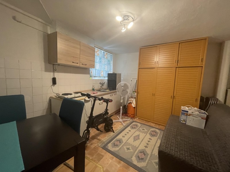 Cuisine linéaire avec placard jaune et tapis