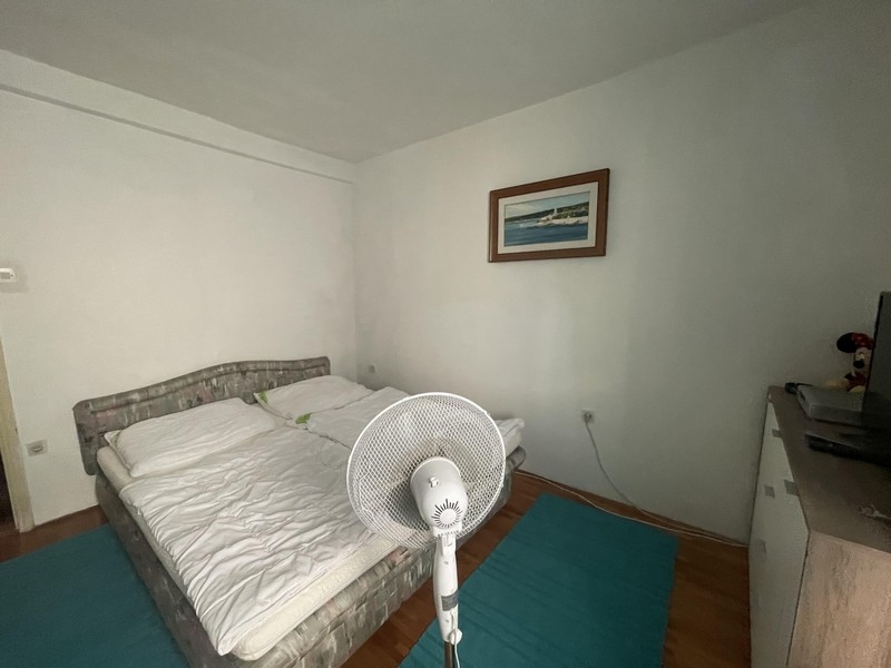 Chambre avec lit double et tapis turquoise