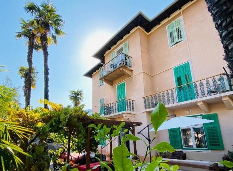 Appartement en duplex à Opatija dans un immeuble ancien avec volets verts