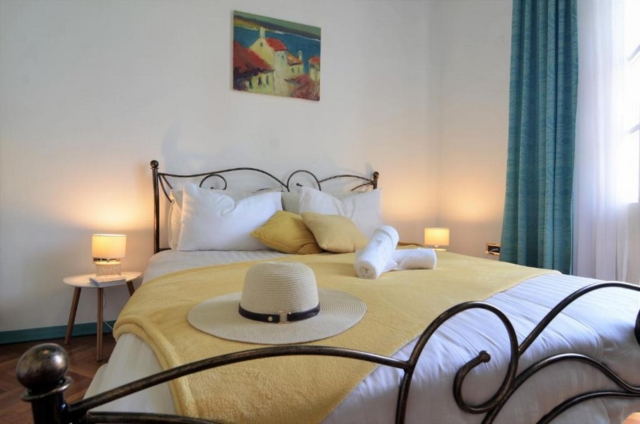Chambre avec lit en métal et tables de chevet