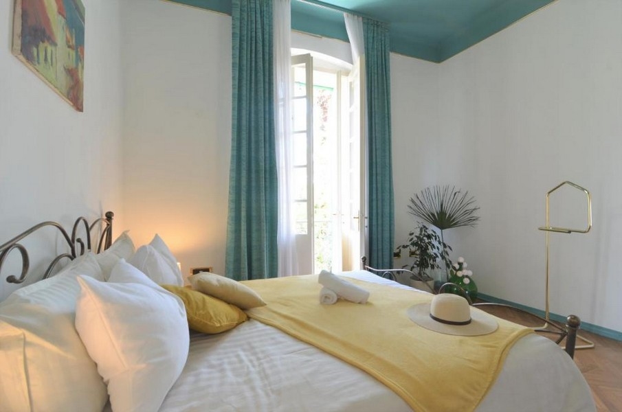 Chambre avec lit double et fenêtre