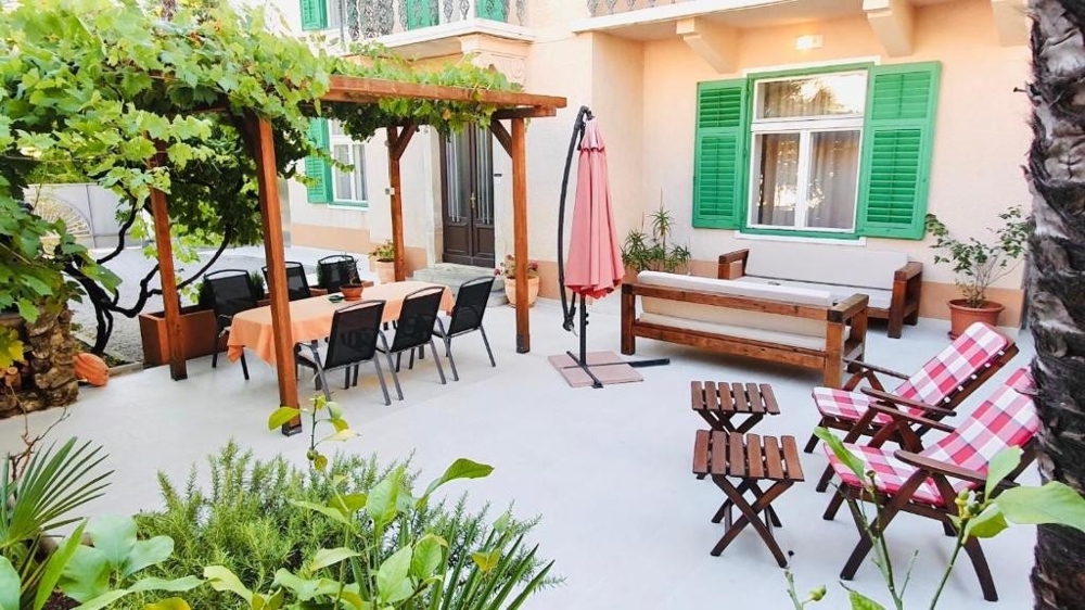 Terrasse couverte avec pergola et coin salon