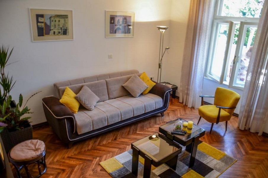 Salon avec canapé et fauteuils