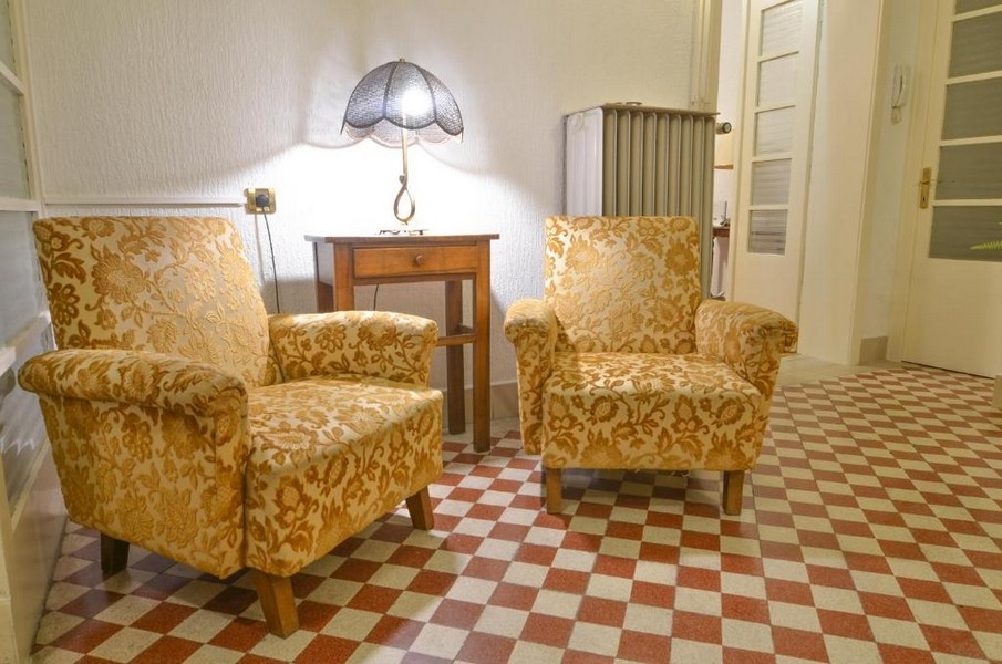 Coin salon avec deux fauteuils à motifs