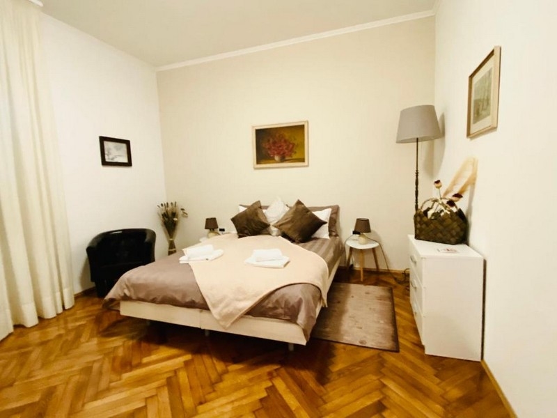 Chambre avec lit double et commode