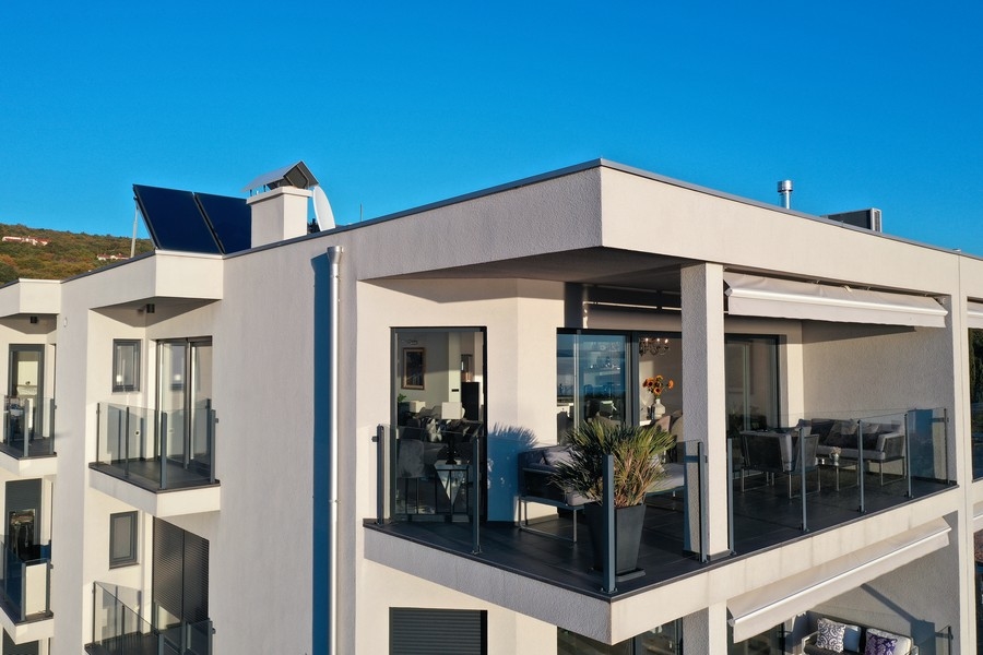 Appartement à Kostrena avec terrasse couverte et garde-corps en verre
