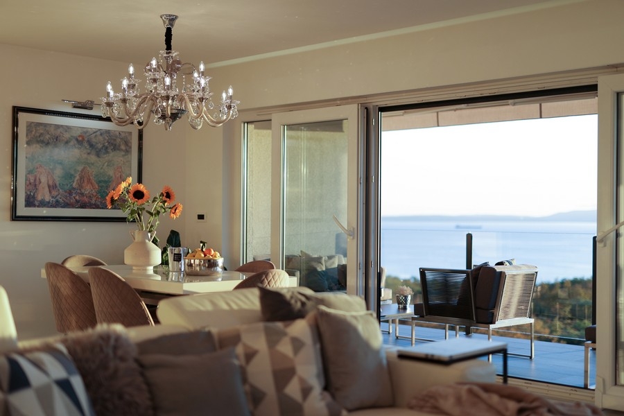 Coin repas avec tournesols et vue sur la terrasse et la mer
