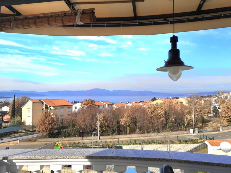 Vue depuis la loggia sur les toits en tuiles et la baie