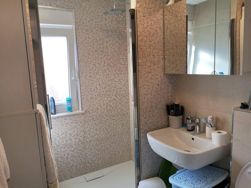Salle de bains avec douche.
