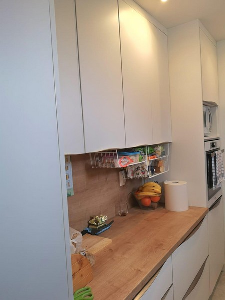 Cuisine avec appareils modernes.