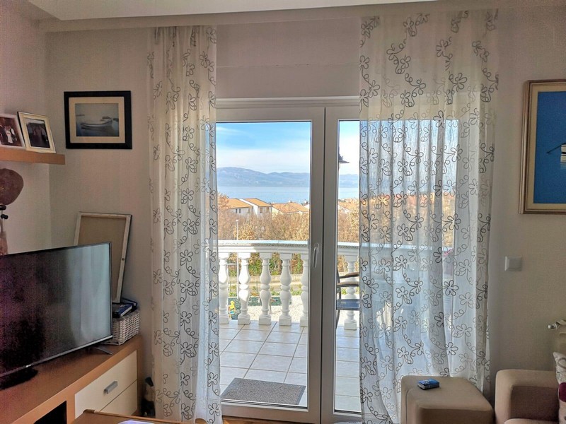 Vue sur la terrasse et le salon du bien A2713, à vendre en Croatie sur l'île de Krk.