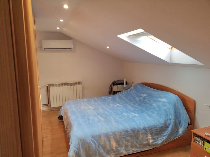 La chambre climatisée sous les combles.