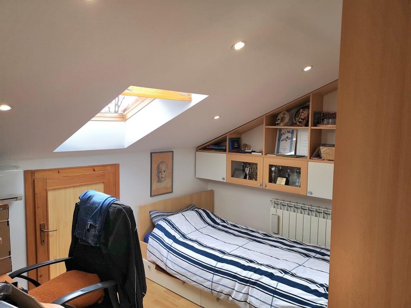 La troisième chambre sous les combles avec fenêtre de toit.