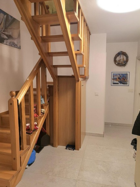Des escaliers intérieurs relient les deux niveaux du bien A2713.