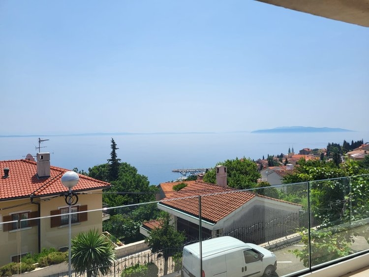 Vue depuis le balcon sur les toits de tuiles et la vaste baie