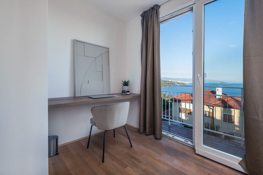 Espace de travail à la fenêtre avec balcon et vue mer