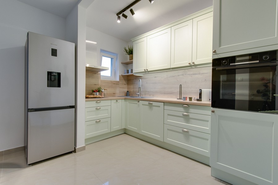 Cuisine haut de gamme de style campagnard. Bien A2717.