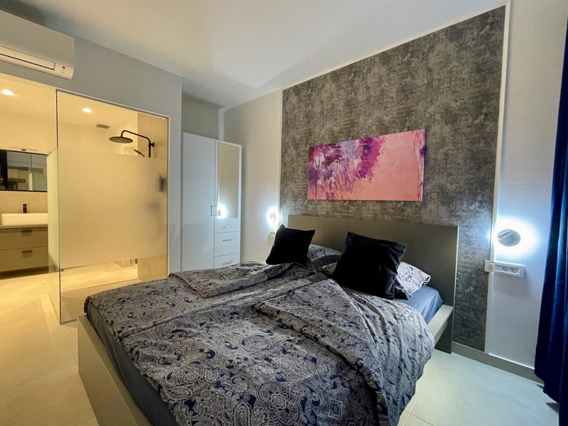 Chambre moderne avec salle de bains attenante