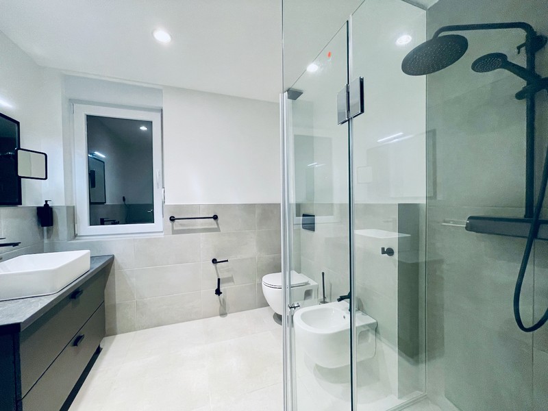 Salle de bains moderne avec douche