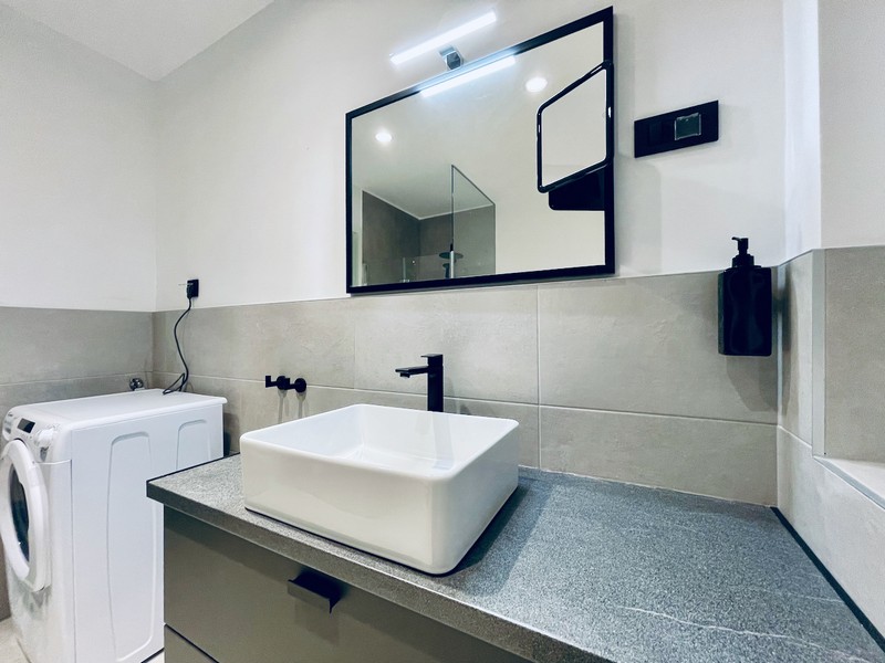 Lavabo dans la salle de bains moderne