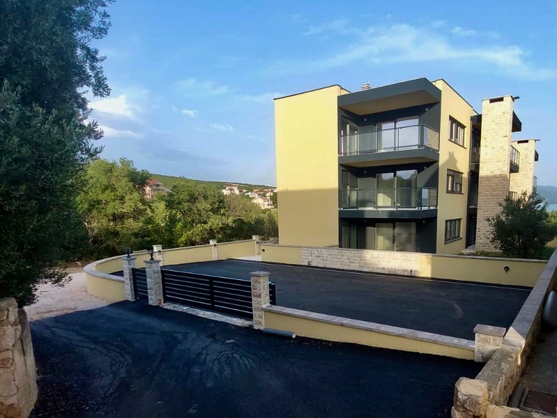 Immeuble avec places de stationnement et vue mer
