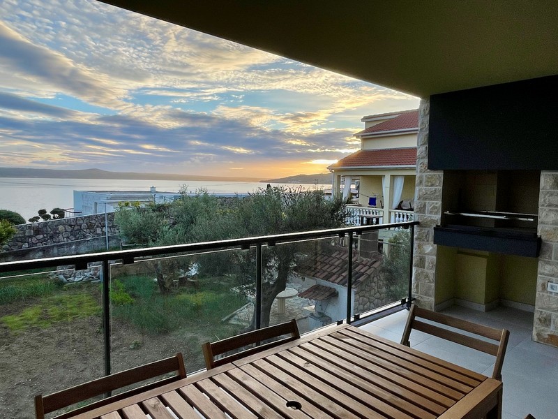 Terrasse avec vue mer et coin barbecue