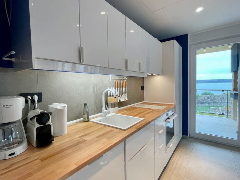 Cuisine moderne avec vue mer