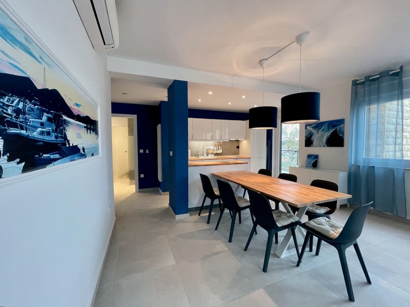 Coin repas avec cuisine moderne