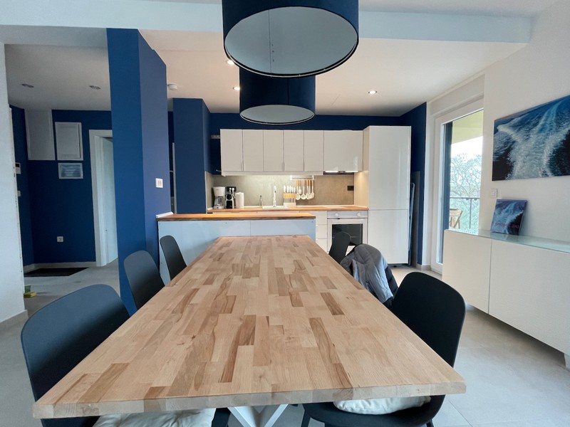 Grande table à manger dans le séjour