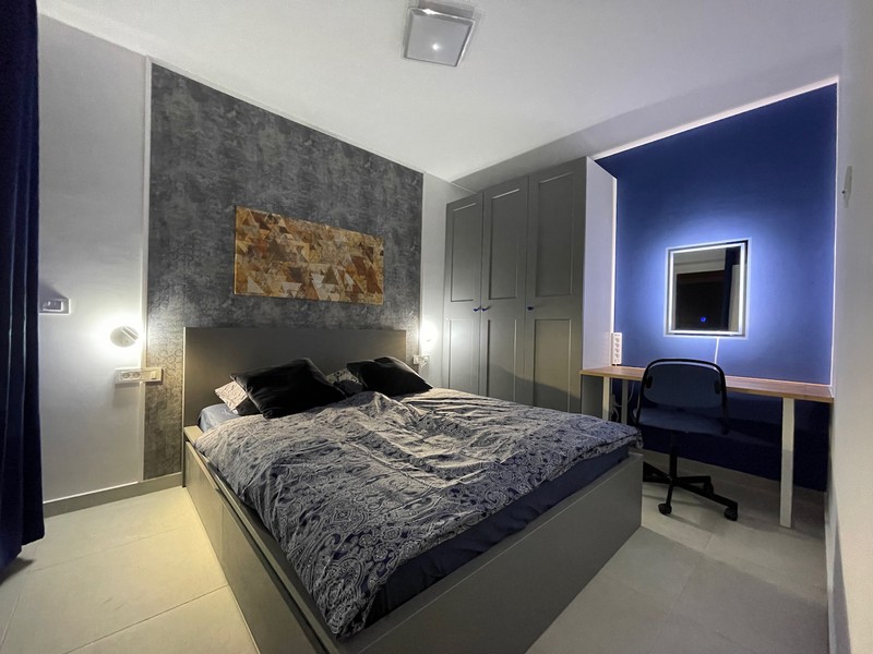 Chambre avec espace de travail