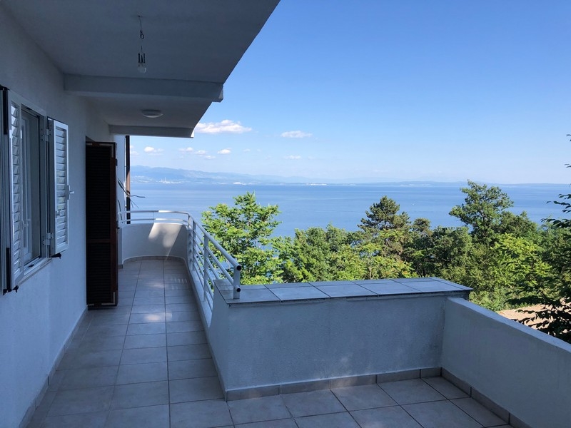 Terrasse avec belle vue mer à Opatija, Croatie.