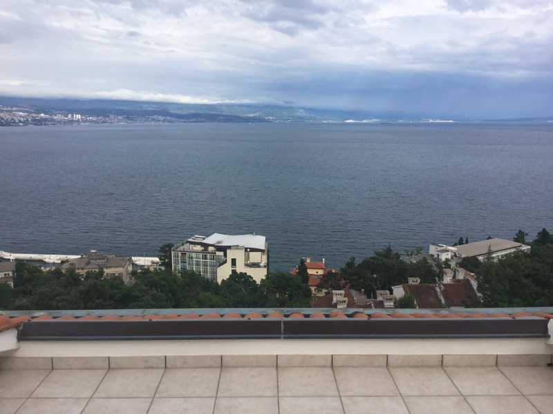 Vue de la terrasse sur la baie par ciel couvert