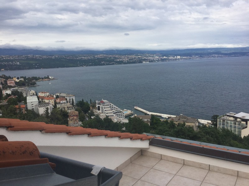 Vue mer depuis la terrasse sous les combles du bien A2770, Opatija, Croatie.