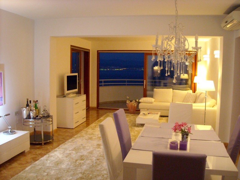 Coin repas aménagé avec soin et vue sur le Golfe du Kvarner et les lumières de Rijeka.
