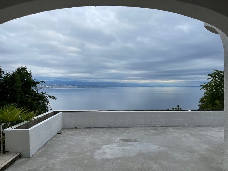 Appartement avec grande terrasse et vue mer à Opatija, Croatie.