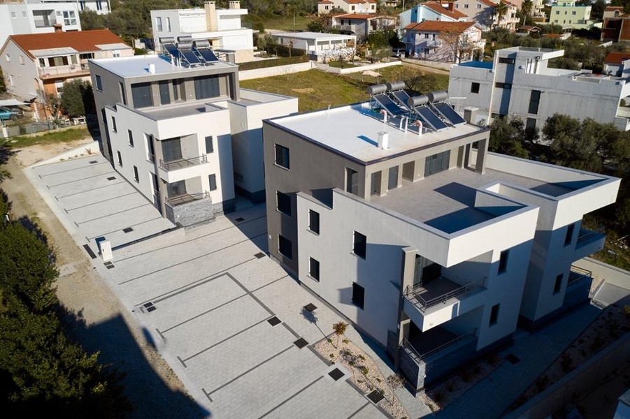 Deux constructions neuves blanches avec panneaux solaires sur le toit