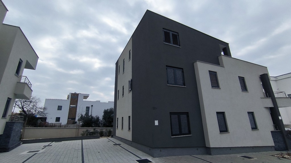 Vue sur la construction neuve (2022) à Kozino avec l'ID A2772.