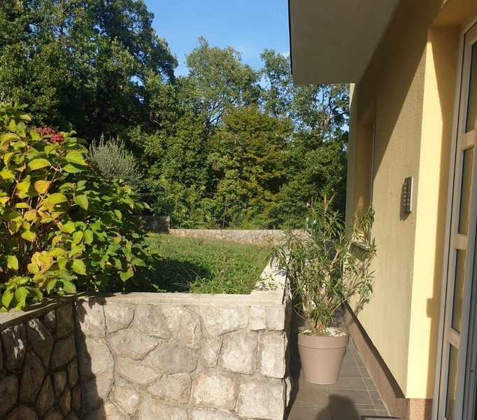 Jardin entretenu près de la terrasse du bien.