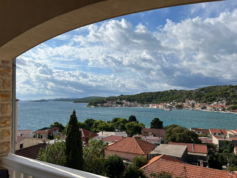 Appartement à Tisno avec fenêtre cintrée au-dessus de la baie