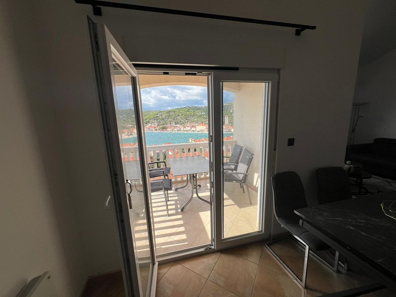 Vue sur la spacieuse terrasse couverte de l'appartement A2803.