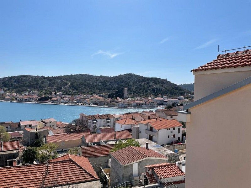 Vue depuis le bien A2803 sur Tisno et la mer.