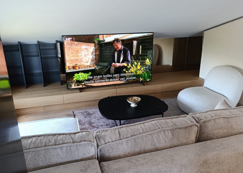 Canapé et TV.