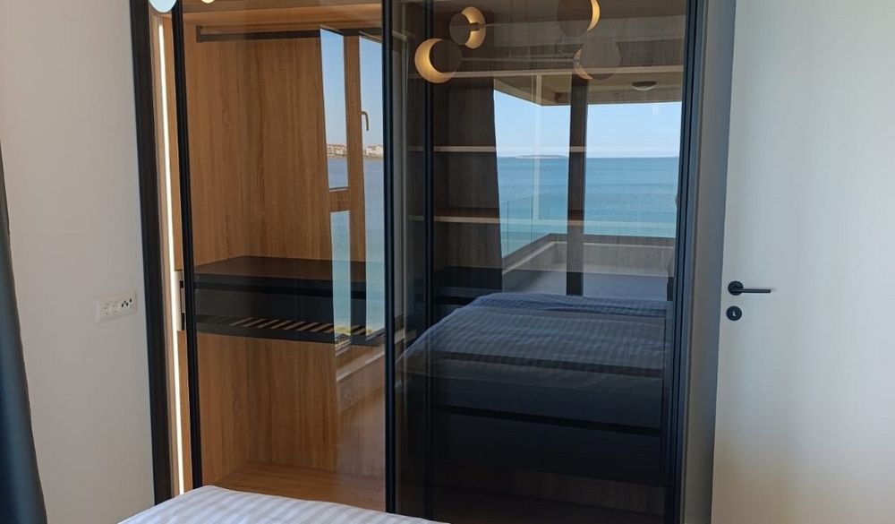 Vue sur l'intérieur et la mer dans le miroir.