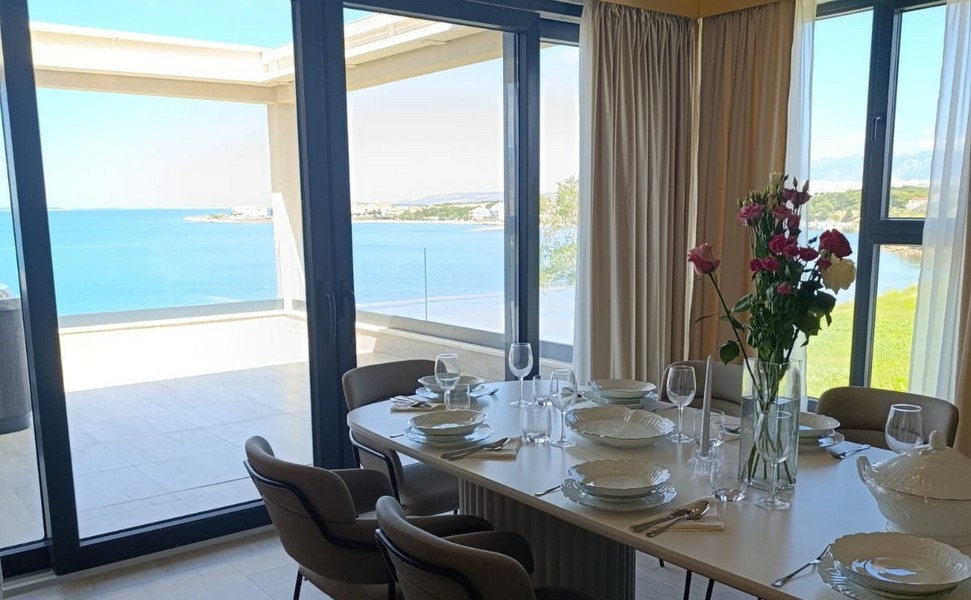 Vue du séjour climatisé sur la terrasse et la mer.