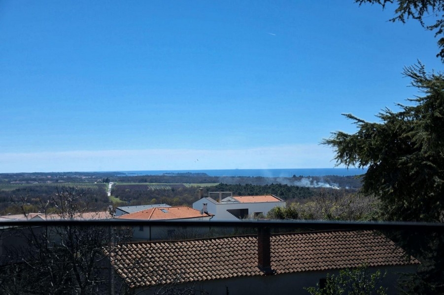 Vue depuis le balcon sur les champs et les toits jusqu'à l'horizon