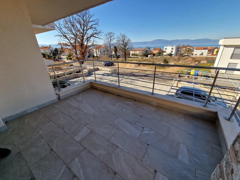 Appartement en rez-de-chaussée sur Krk avec terrasse et vue sur la côte