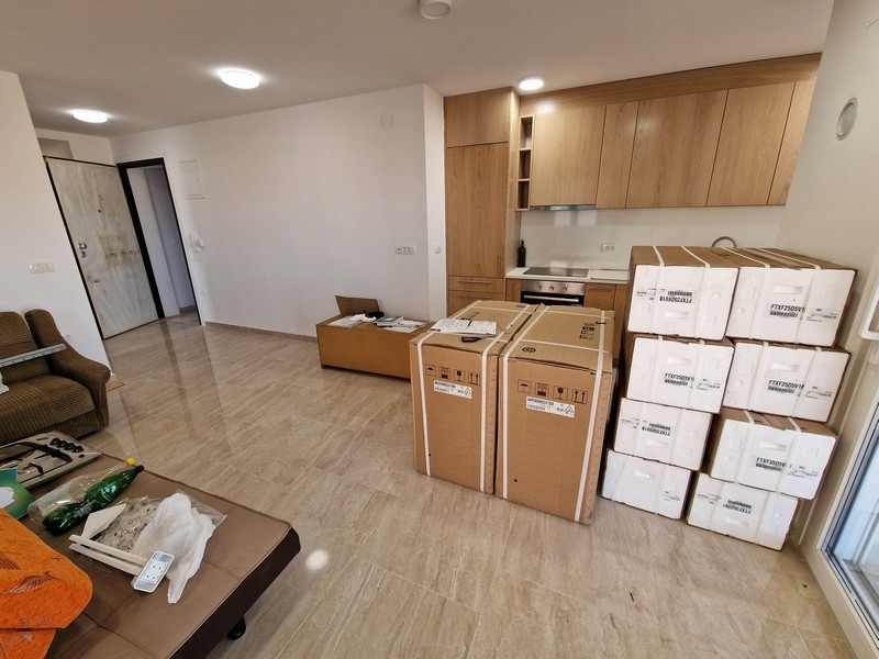 Séjour moderne en espace ouvert avec cuisine.